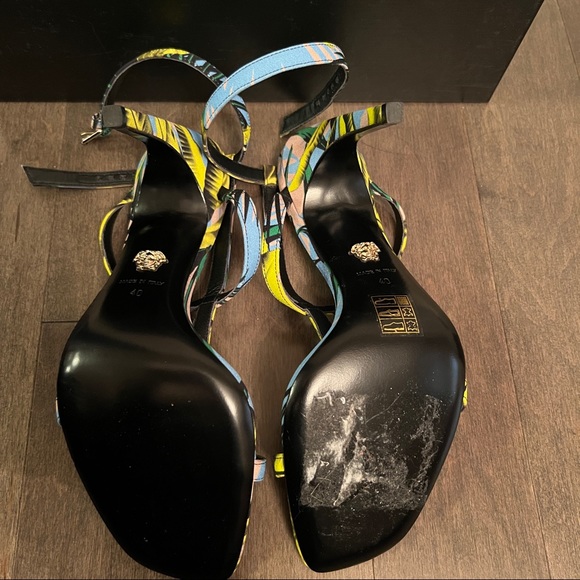 Versace jungle print sandal heels - Picture 5 of 5